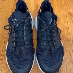 Men’s black Nike huaraches